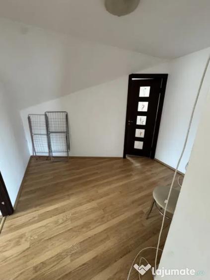Apartament cu 3 camere semidecomandat în Florești
