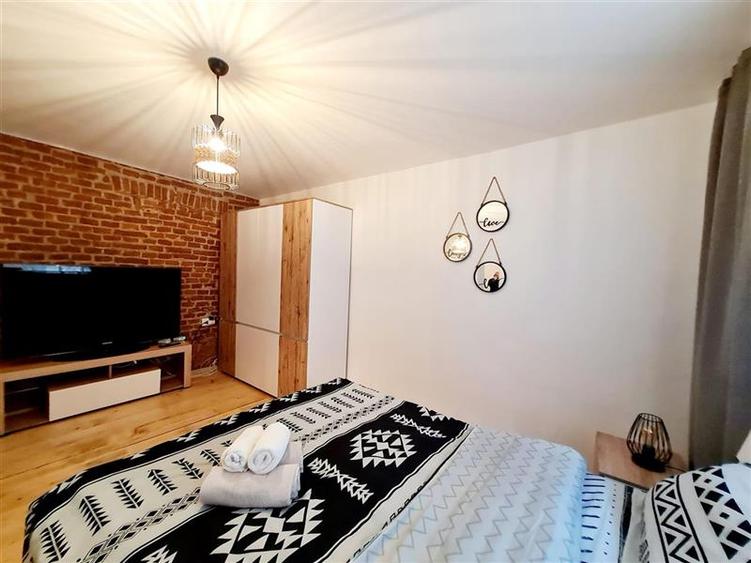 Apartament cu 2 camere semidecomandat, mobilat în Central