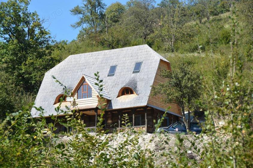 Vand casa la Buru construita traditional din barne de stejar cu tarnat sculptat si interior modern - 10