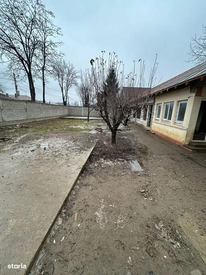 De vanzare casa in Roman cu 4 camere,suprafata teren 515mp, 85.000euro - 1