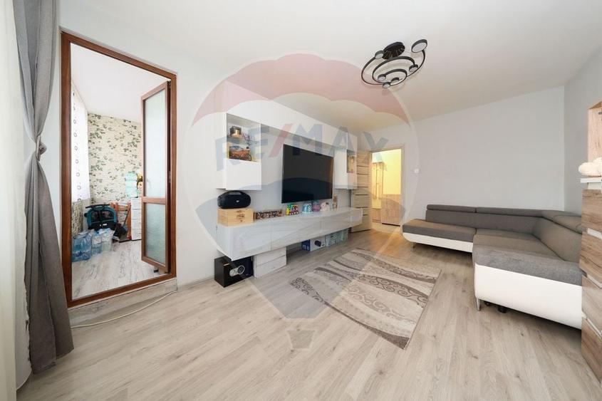 Apartament cu 3 camere de vanzare in zona Vlahuta - 1