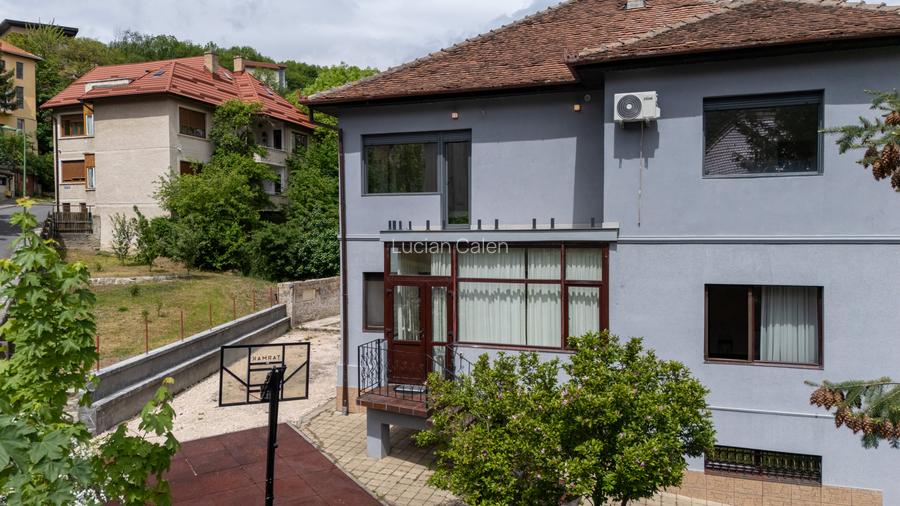 Închiriere apartament spațios în casa în centrul Brașovului