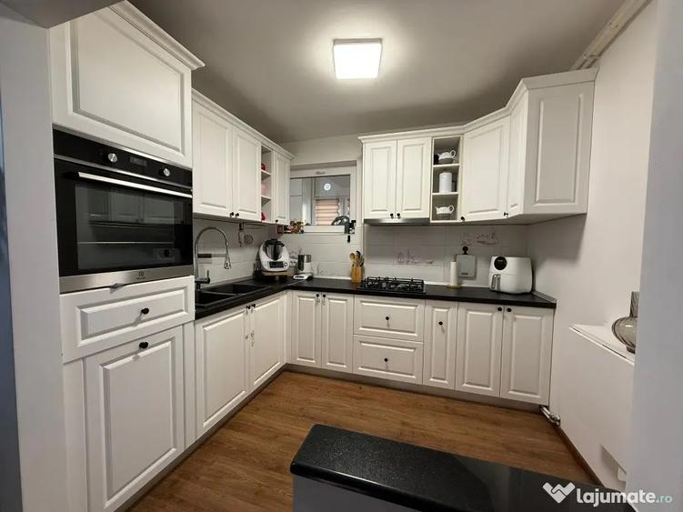 Apartament cu 3 camere decomandat, mobilat în Cornișa