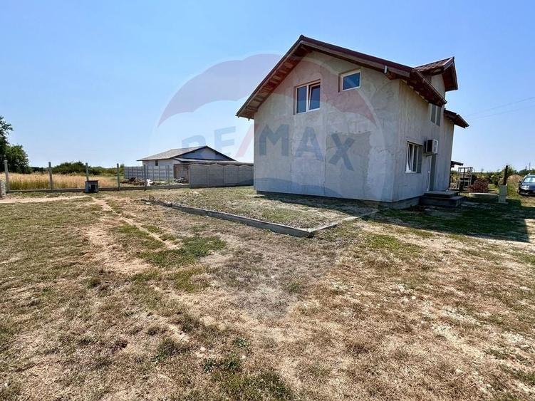 Casa  de vanzare la gri cu 4 camere,teren 552mp in Les - 2