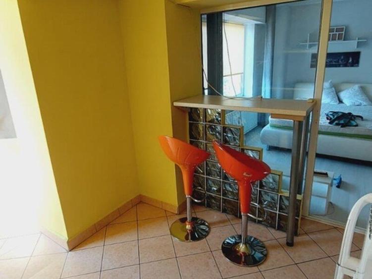 Ofer spre închiriere garsonieră cochetă, situată stradal pe - 5