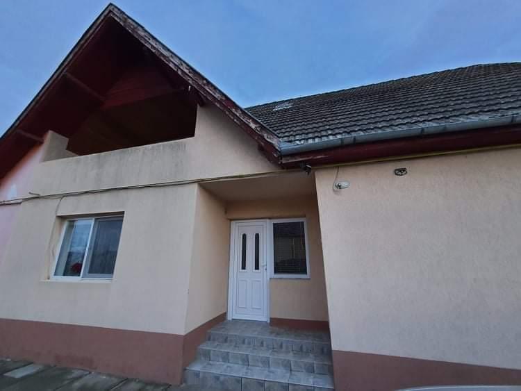 Casă tip duplex cu 4 dormitoare de închiriat – ideală pentru familie/ muncitori - 1