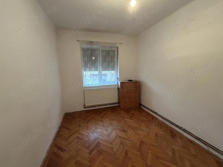 Vand apart.3 cam.ultracentr.,B-dul V.Milea,langa Tribunal,st.68 mp.bloc caramida,et.3 - 4