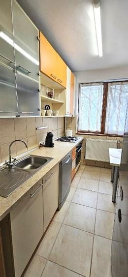 Apartament cu 3 camere semidecomandat în Grivița