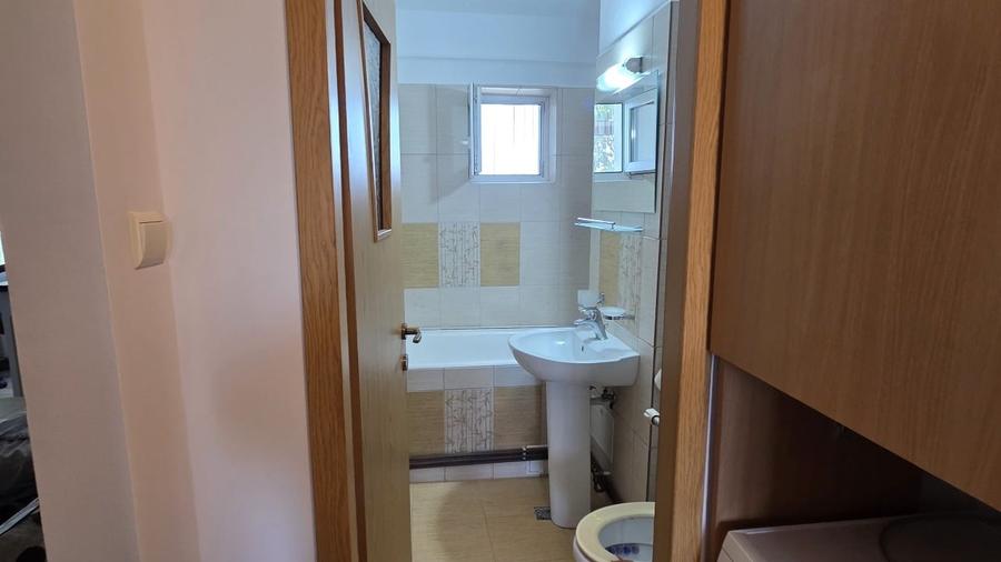 Apartament cu 4 camere semidecomandat, mobilat în Trivale