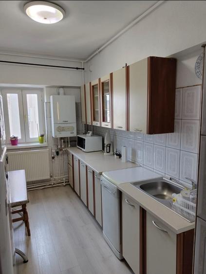 Apartament cu 3 camere decomandat în Capitol