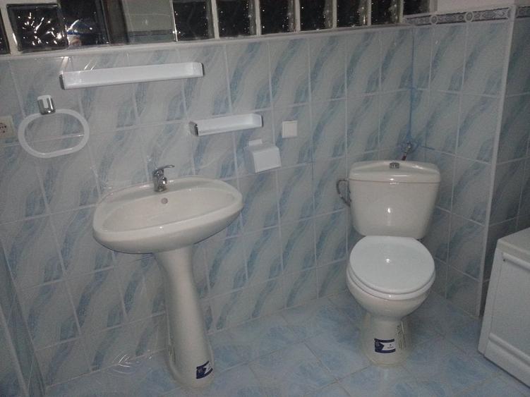 Casă cu 30 camere cu Canalizare în 13 Septembrie