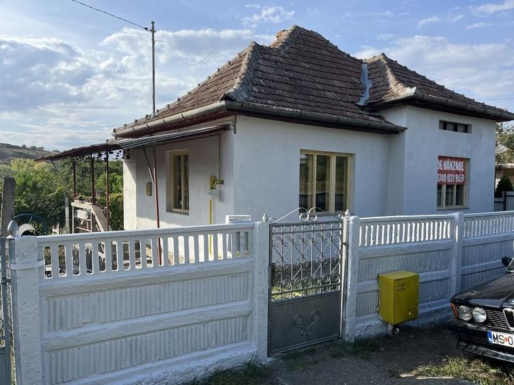 Casă cu 3 camere decomandat în Bogata