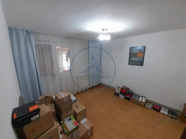 Apartament cu 4 camere decomandat în Central