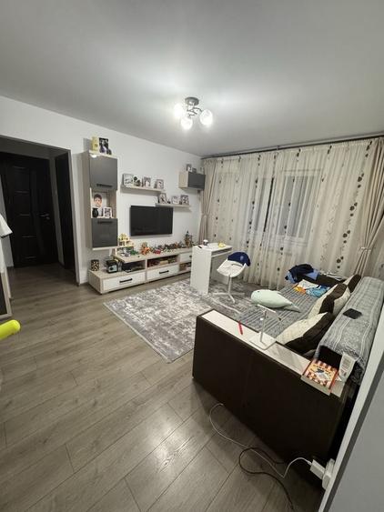 Apartament cu 3 camere semidecomandat în Central