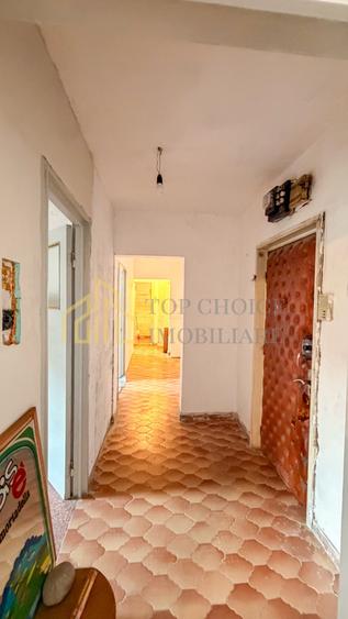 Apartament cu 3 camere semidecomandat, mobilat în Tei