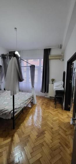 Apartament cu 3 camere, mobilat în P-ța Universității