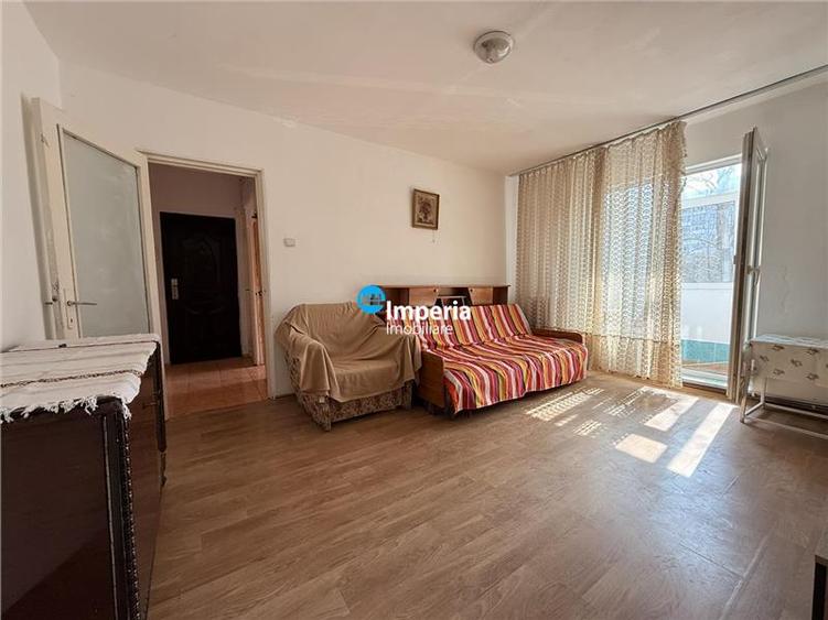 Inchiriez apartament 2 camere, semi - decomandat, zona Alexandru cel Bun - 1