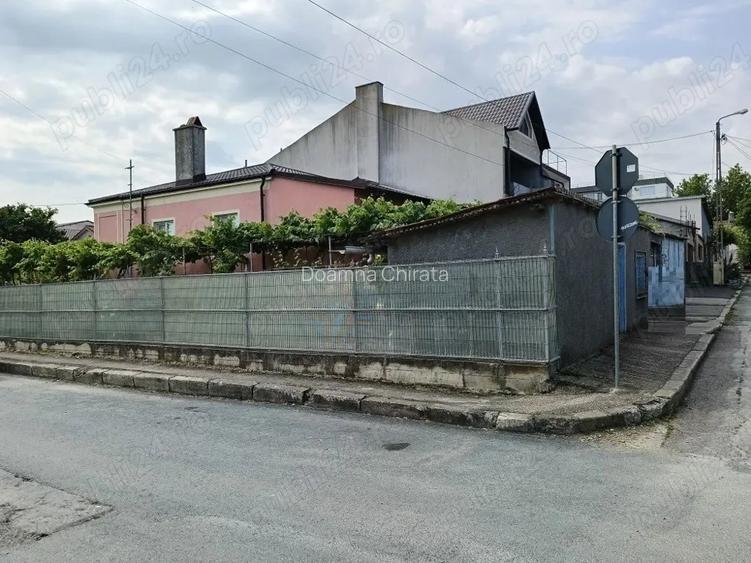 Casa spatioasa, situata pe colt, cu teren generos de 550 mp Casa spatioasa, situata pe colt, cu teren generos de 550 mp