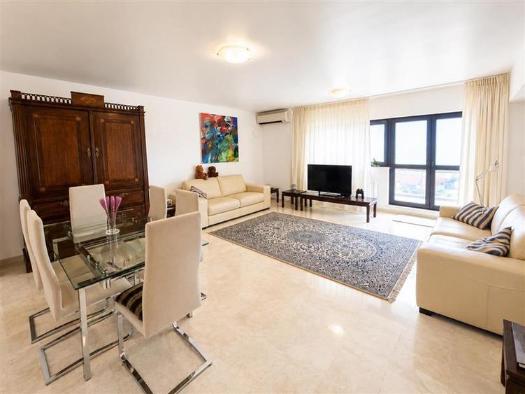 Apartament cu 3 camere decomandat, mobilat în Centrul Civic