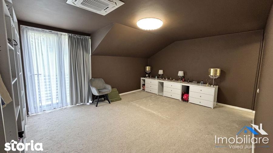 Casa / Pensiune exclusivista - Petrila (Bratianu) | 4 camere cu baie - 9