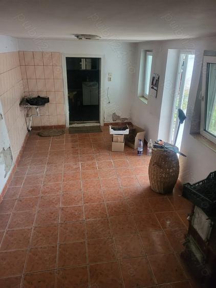 Vand casa cu curte cu gradina, situata central. - 1