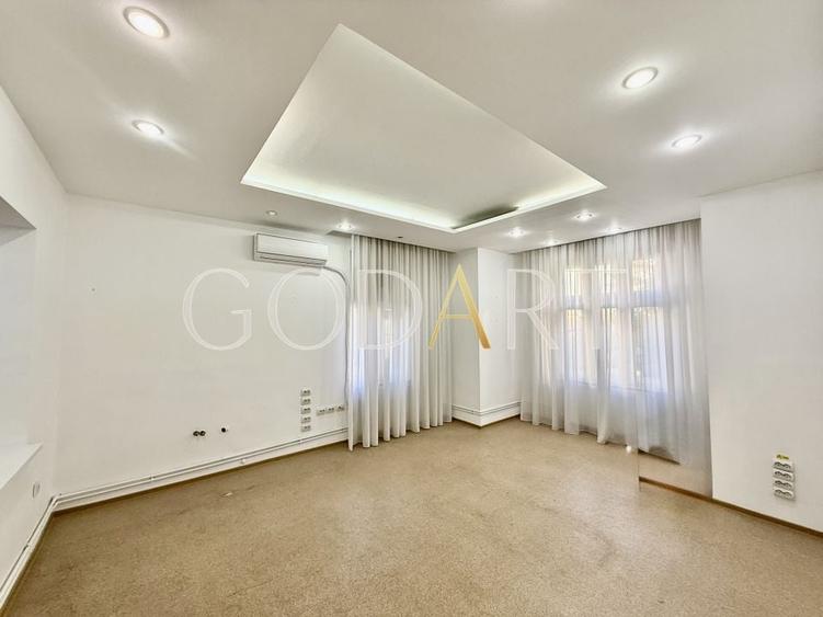 Apartament in vila | Ultracentral | 2 intrări | Garaj 30 mp | Renovat - 1