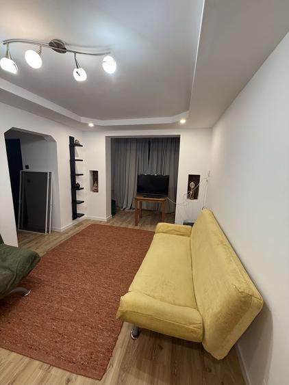 Apartament de vanzare 3 camere, semidecomandat - 1