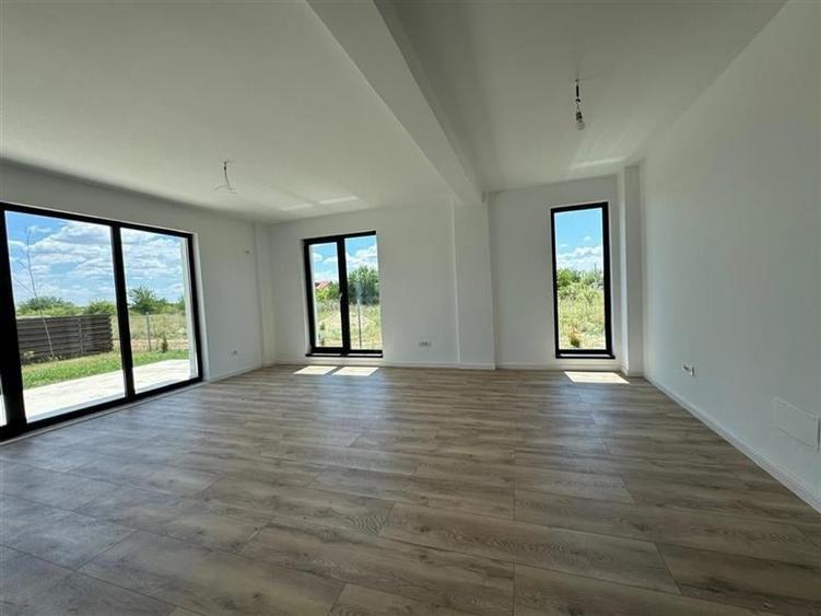 VILA IN CORBEANCA - OSTRATU // CURTE 364 MP // 5 CAMERE - 4