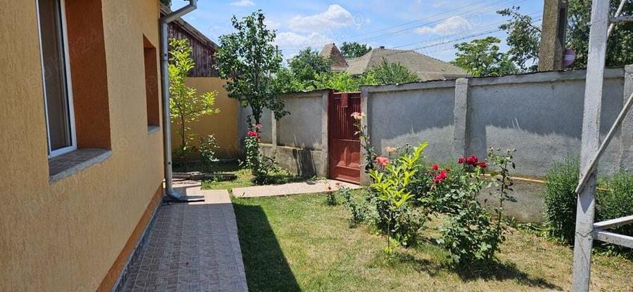 Casa ?i curte ( 30 ari) de vanzare in comuna Farcasele, sat Ghimpa?i, jud. Olt - 4