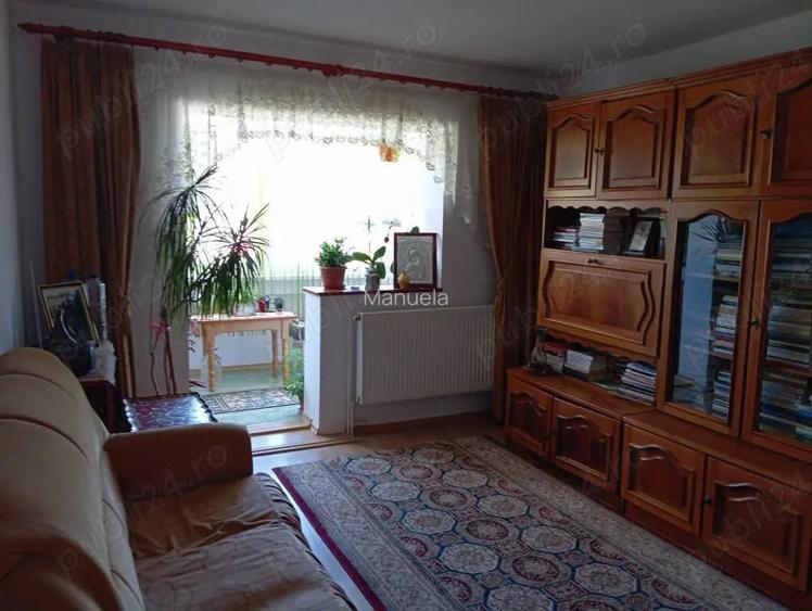 Vand apartament 2 camere la munte, in Zarnesti (Blocuri), jud. Brasov. Decomandat, 52 mp, et. 4 Vand apartament 2 camere la munte, in Zarnesti (Blocuri), jud. Brasov. Decomandat, 52 mp, et. 4