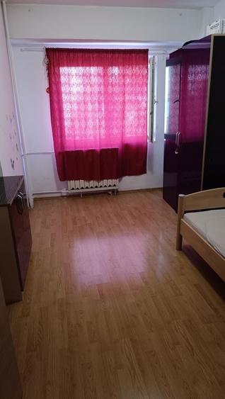 Apartament cu 3 camere decomandat în Tei