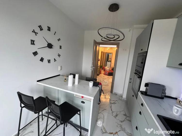 Apartament cu 3 camere decomandat în Central