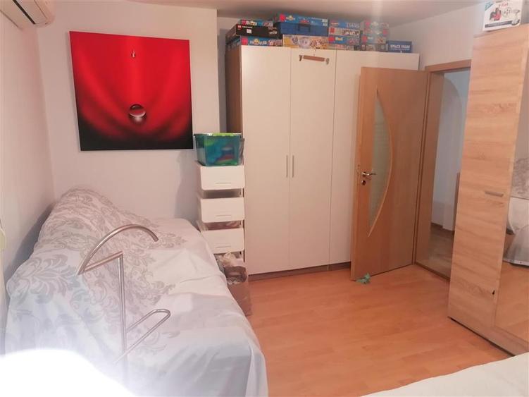 Apartament cu 4 camere decomandat în Soarelui