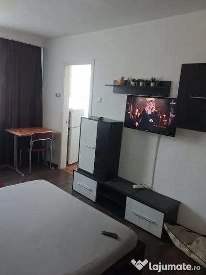 Garsonieră decomandată în Precista