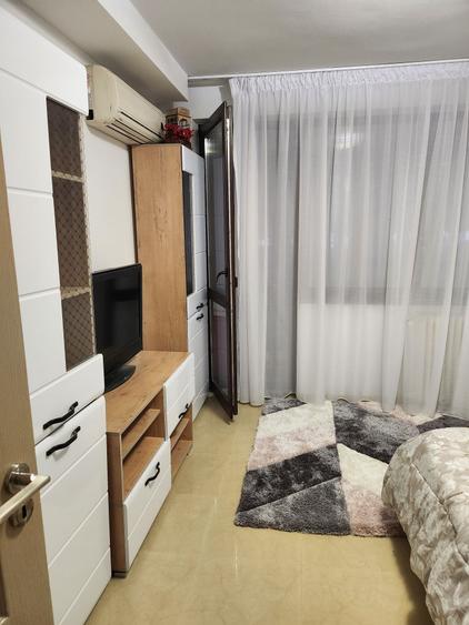 Apartament cu 3 camere semidecomandat în Cantemir