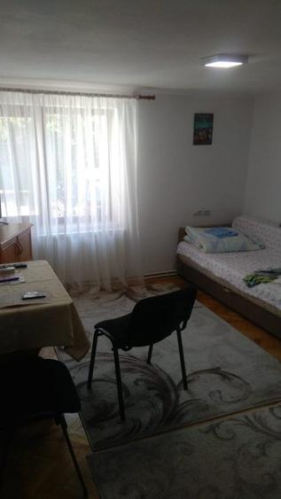 Casă individuală cu 6 camere cu Canalizare în Sărărie