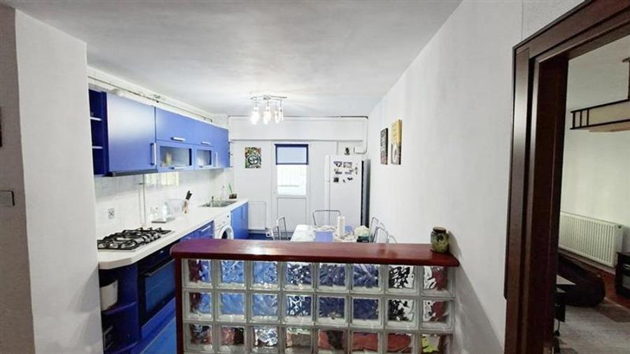 Apartament cu 3 camere decomandat, mobilat în Scriitorilor