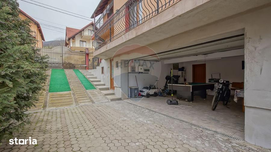 Casă cu 7 camere cu Teren 300 Mp în Central