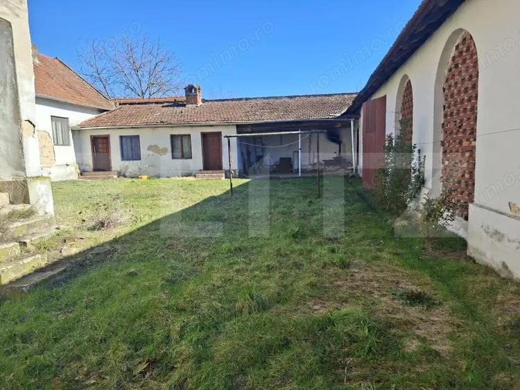 Casa spa?ioasa la sat SINTESTI, cu 6 camere, curte generoasa ?i gradina - 2