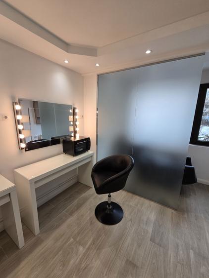 Salon de infrumusetare complet utilat zona centrala - 1