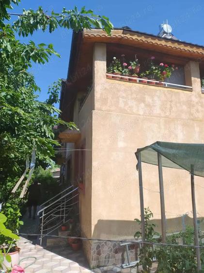 Casa deosebita cu etaj, 4 dormitoare, curte, garaj, beci, utilitati - 1