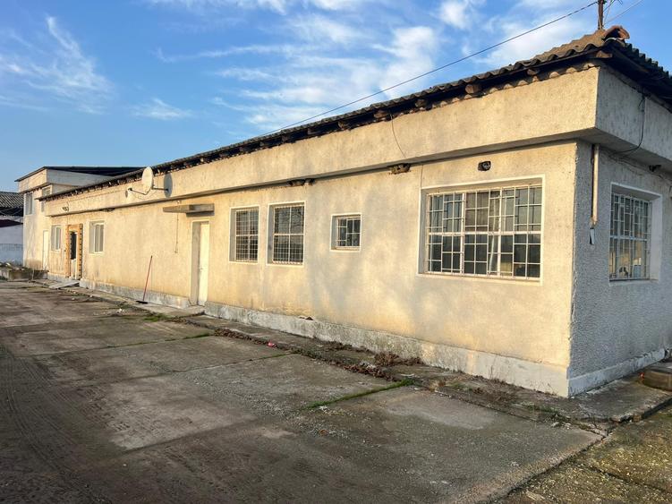 Teren 5000 mp DN22 cu clădiri 800mp + platformă betonată 2700 mp - 2