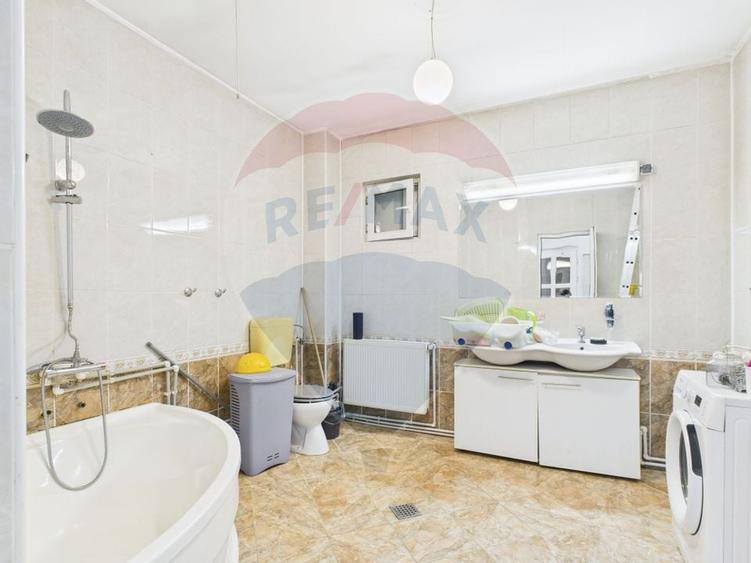 Casă cu 5 camere si 300mp curte, de închiriat în zona Bd. Gloriei - 23