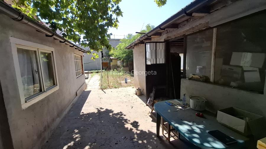Piata Amzacea-Teren 375 mp (deschidere 14.86 ml )  + casa demolabila