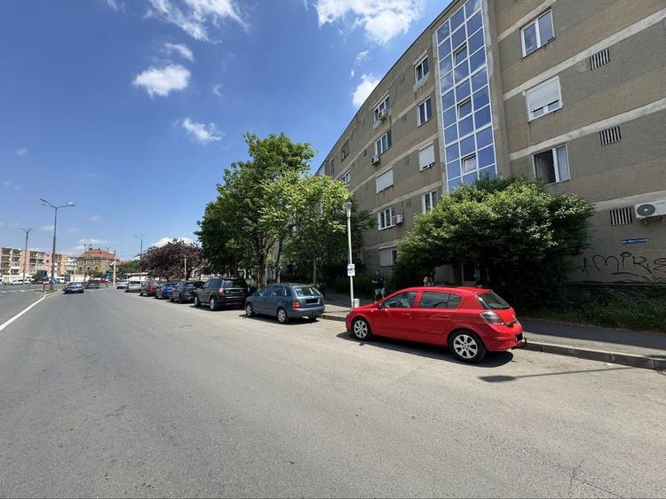 Inchiriez apartament zona centrala etaj 1 - 1