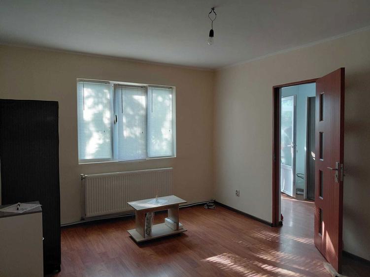Ap de vanzare renovat , 2 camere, loc. Barlad, Aleea Parc nr 33etaj 3. Pret 50000 eur negociabil Tel 0752510322/ 0745986557 - 1