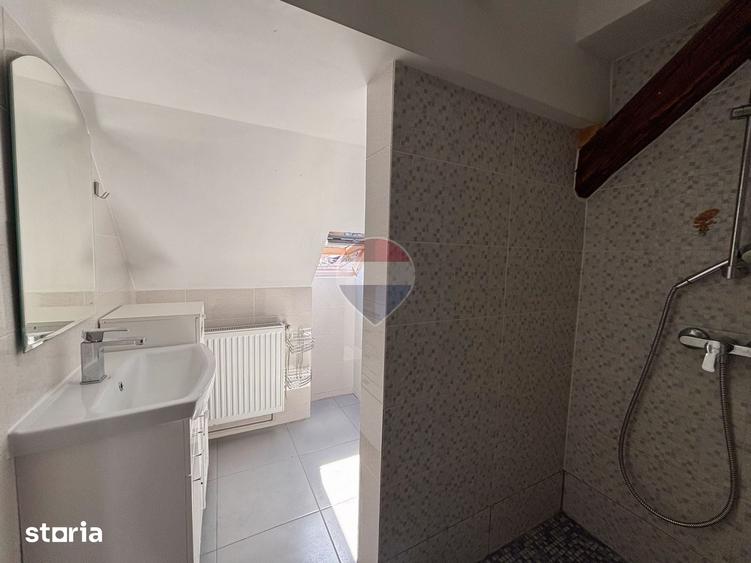 Casă cu 9 camere cu Teren 373 Mp în Lazaret