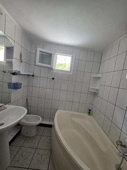 Apartament cu 3 camere semidecomandat în Fizicienilor