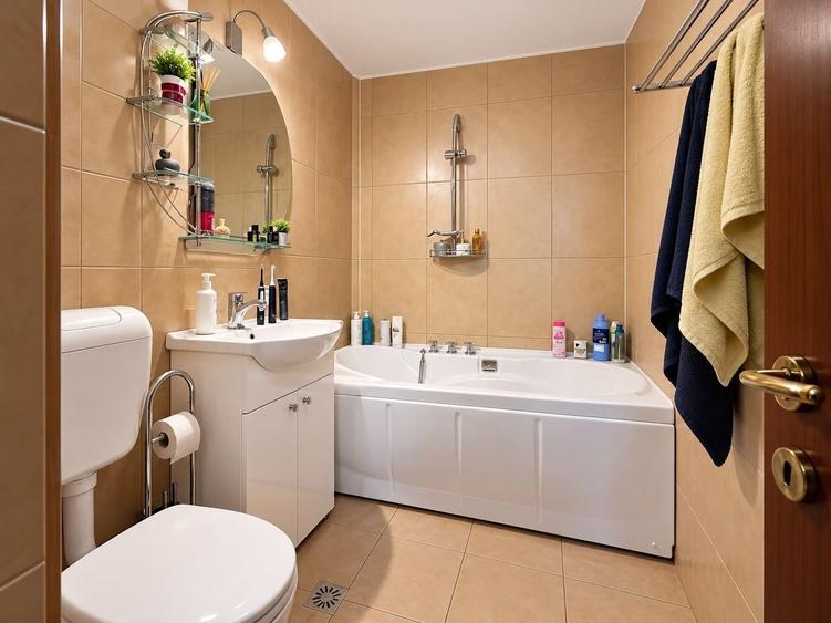 Apartament cu 4 camere decomandat în Decebal