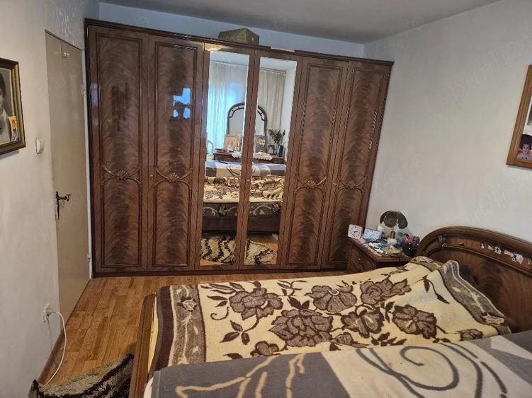 Vand apartament 4 camere decomandat et.1 micro V - 1
